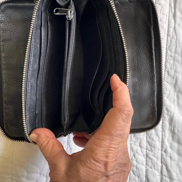 Black buttery soft KENNETH COLE Leather Clutch/Wallet. Vintage lightly used - Picture 5 of 6